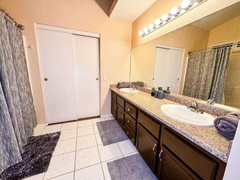 Spacious 4br Fam Retreat King Bed Wifi And Parking