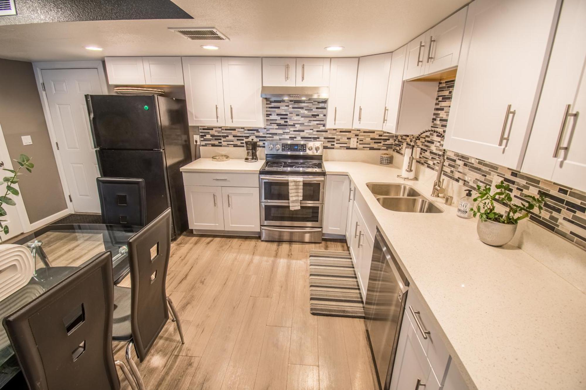 Holiday home Spacious 2-bedroom Townhouse With Pool & Private Patio In Vegas *