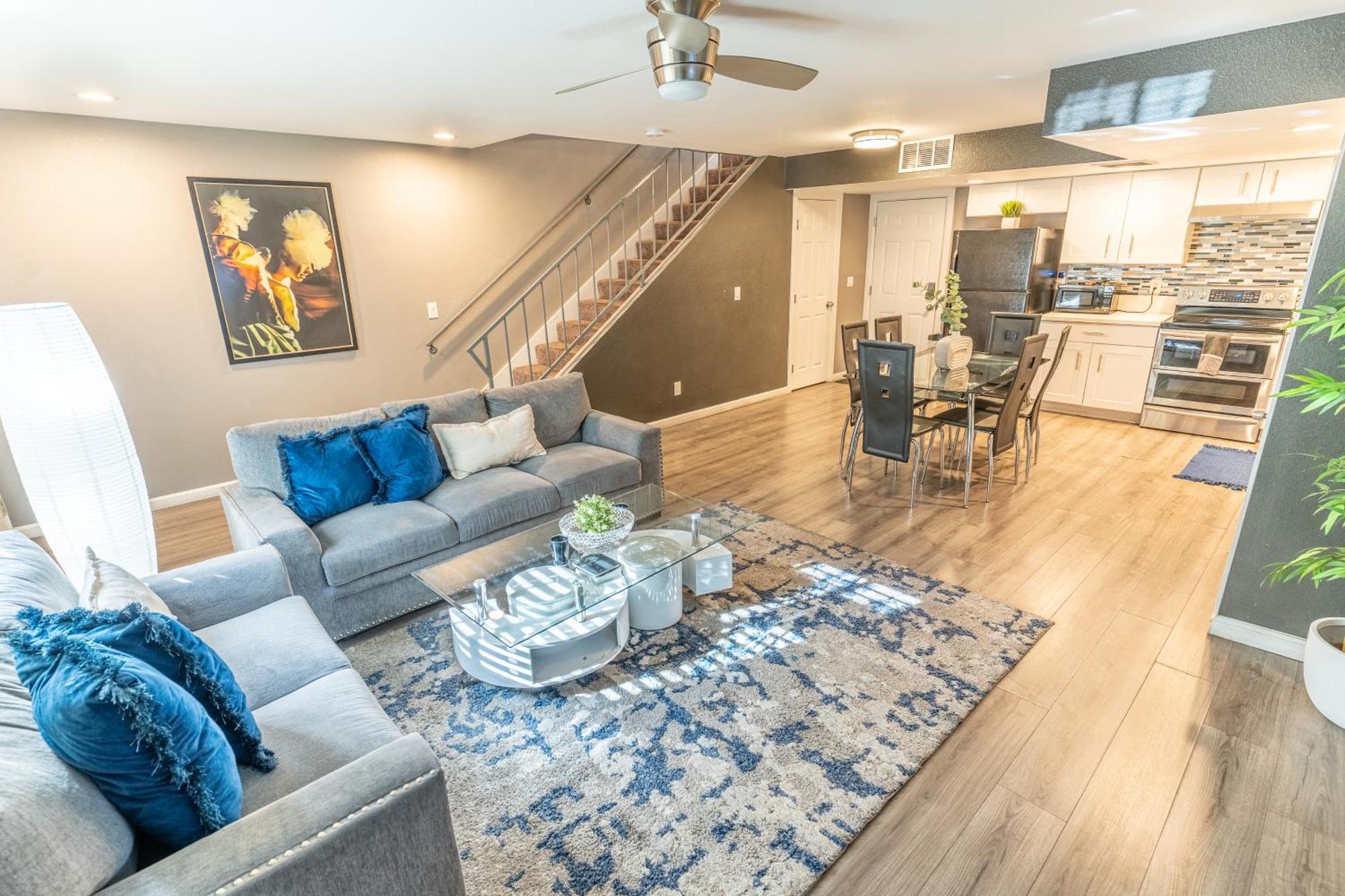 Spacious 2-bedroom Townhouse With Pool & Private Patio In Vegas *