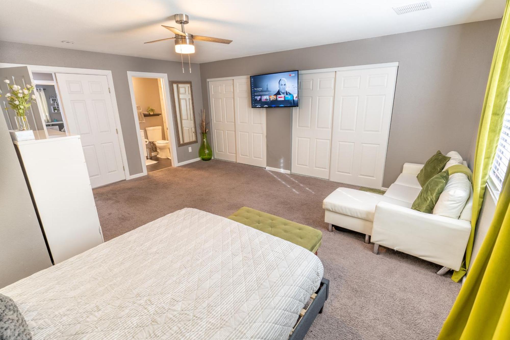 Ferienhaus Spacious 2-bedroom Townhouse With Pool & Private Patio In Vegas *
