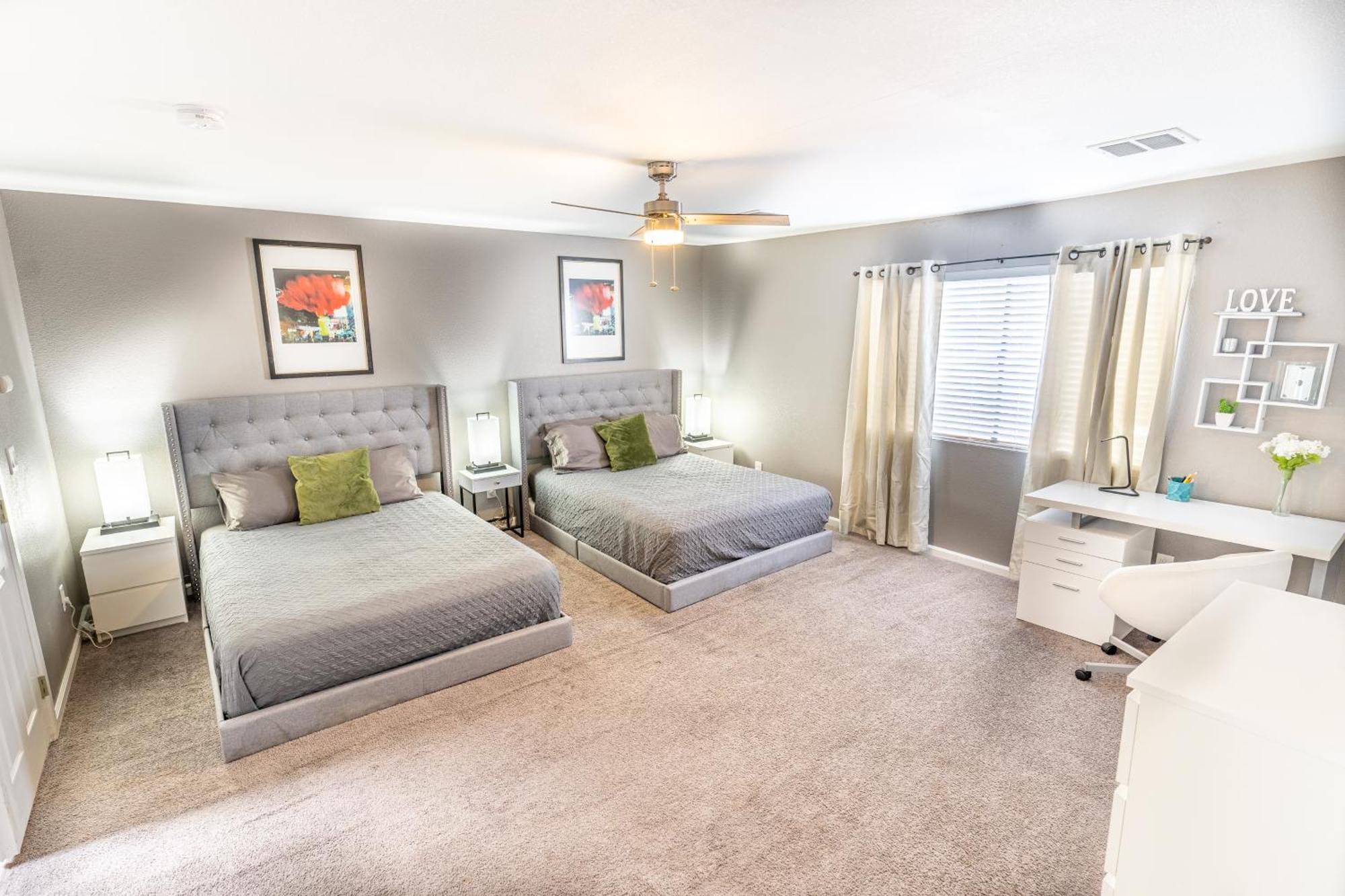 Spacious 2-bedroom Townhouse With Pool & Private Patio In Vegas Las Vegas