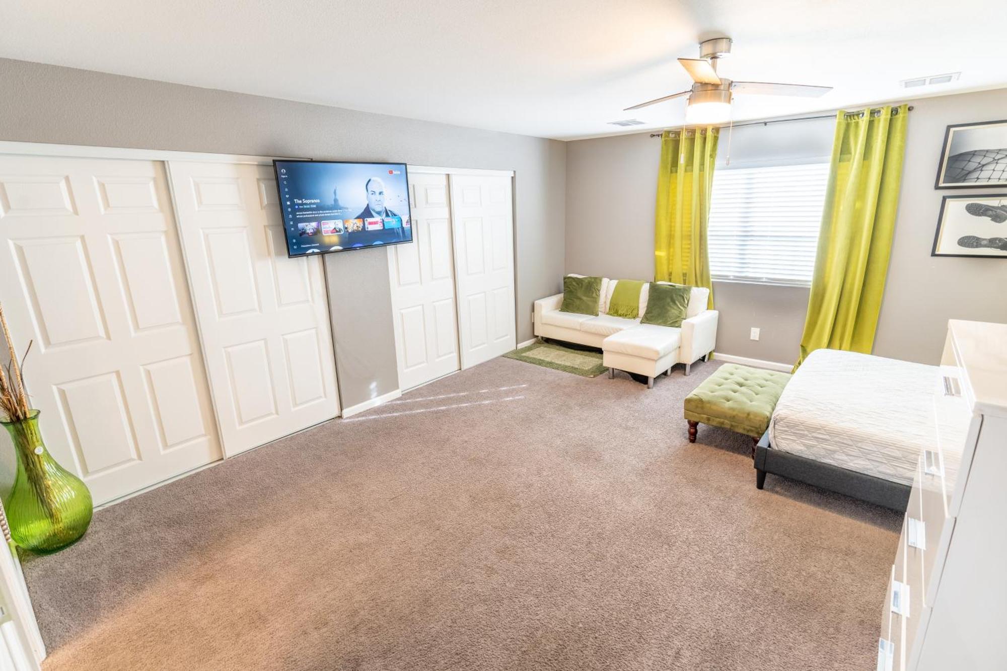 Spacious 2-bedroom Townhouse With Pool & Private Patio In Vegas