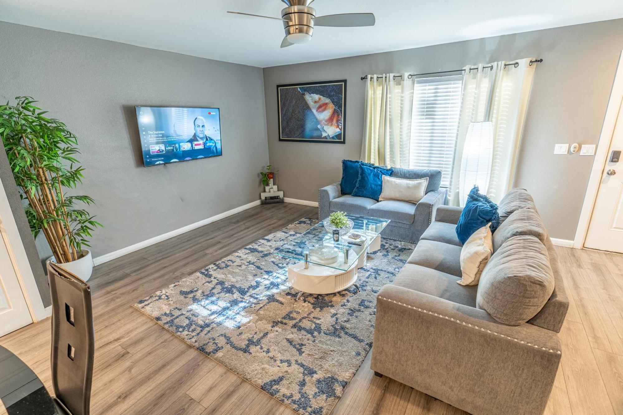 Spacious 2-bedroom Townhouse With Pool & Private Patio In Vegas *