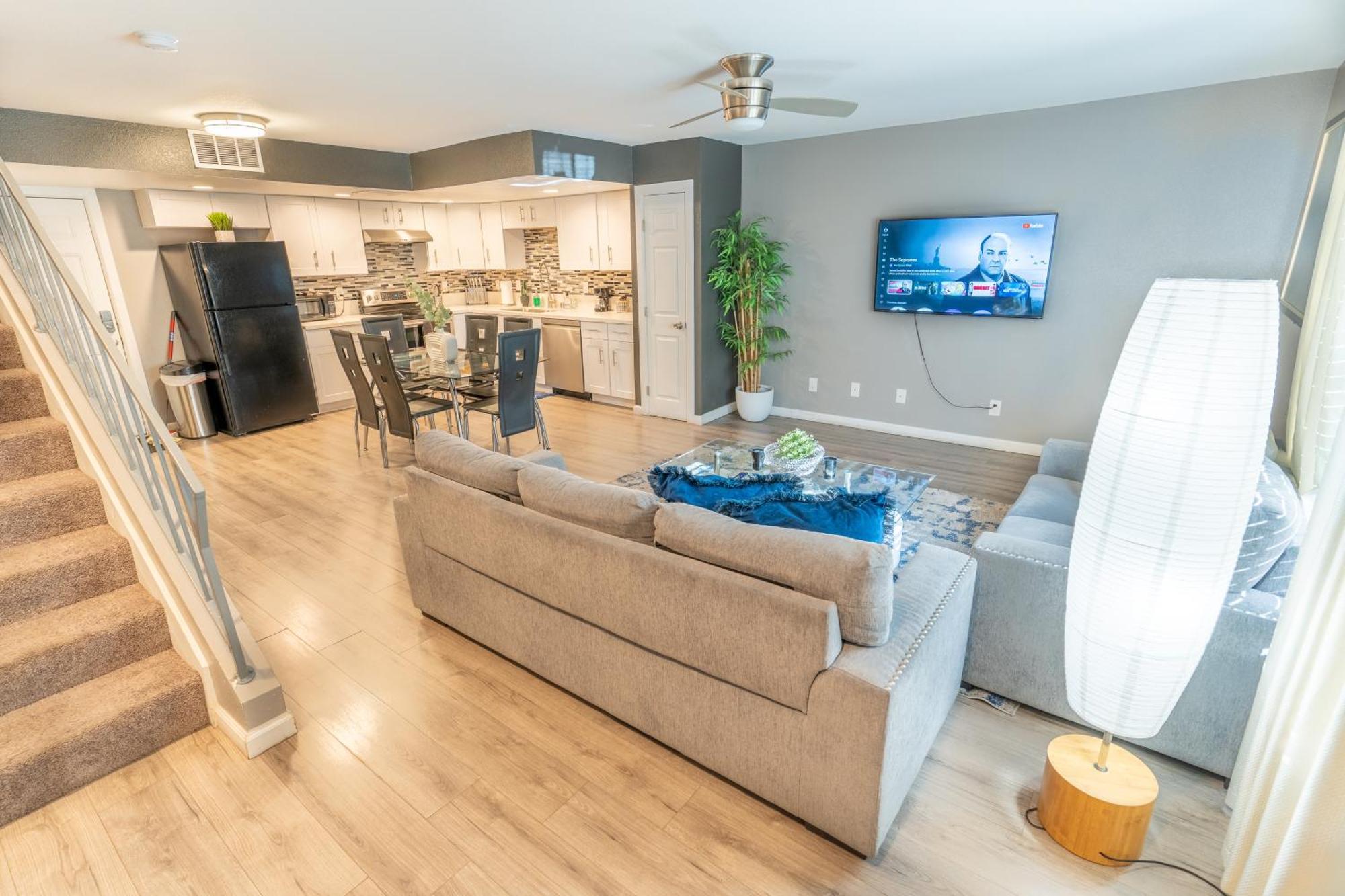 Spacious 2-bedroom Townhouse With Pool & Private Patio In Vegas Holiday home