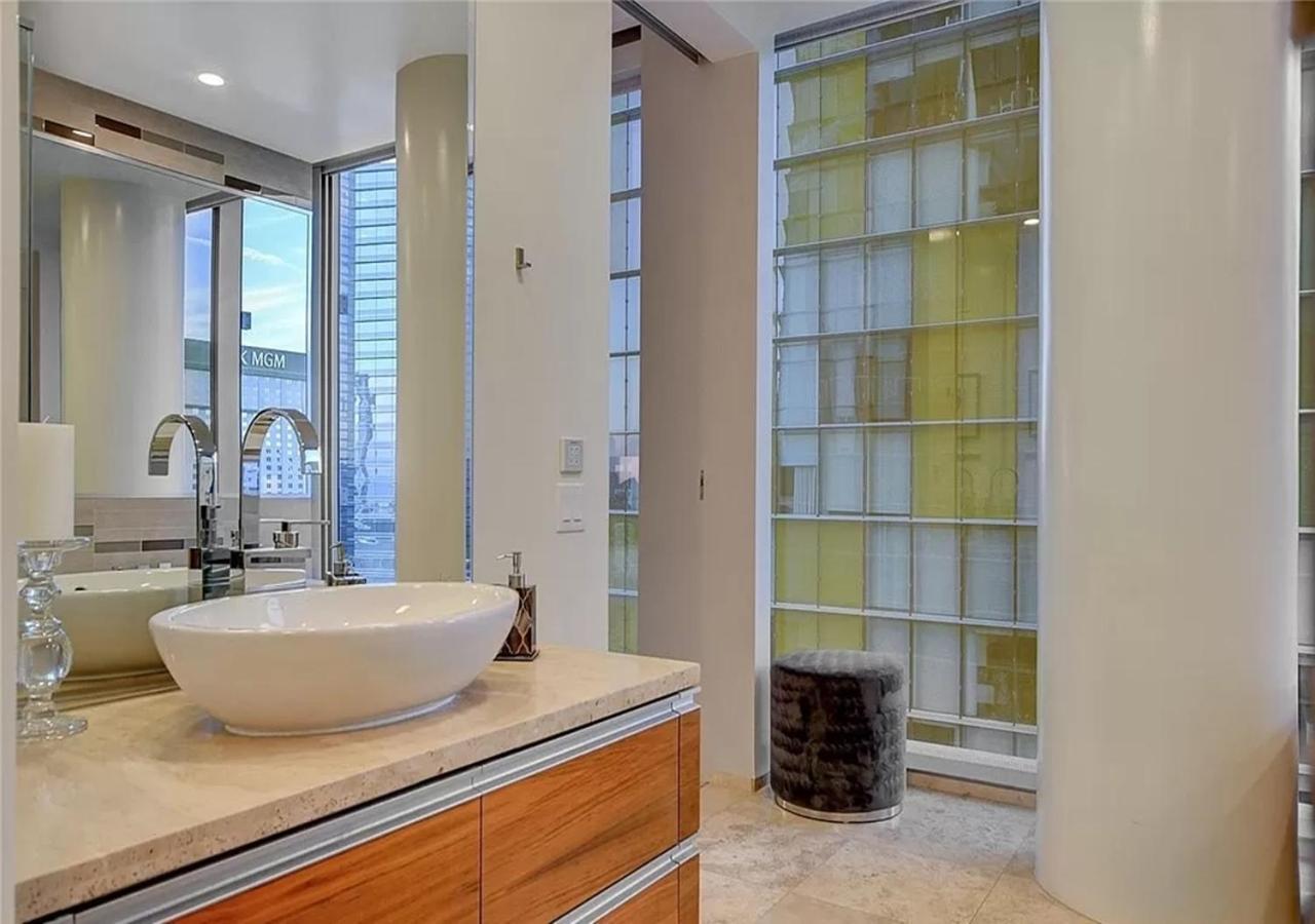 North Strip View Amazing 2 Bedroom Apartment