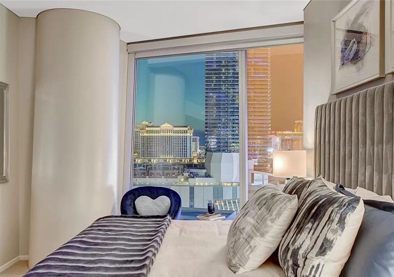 North Strip View Amazing 2 Bedroom Apartment