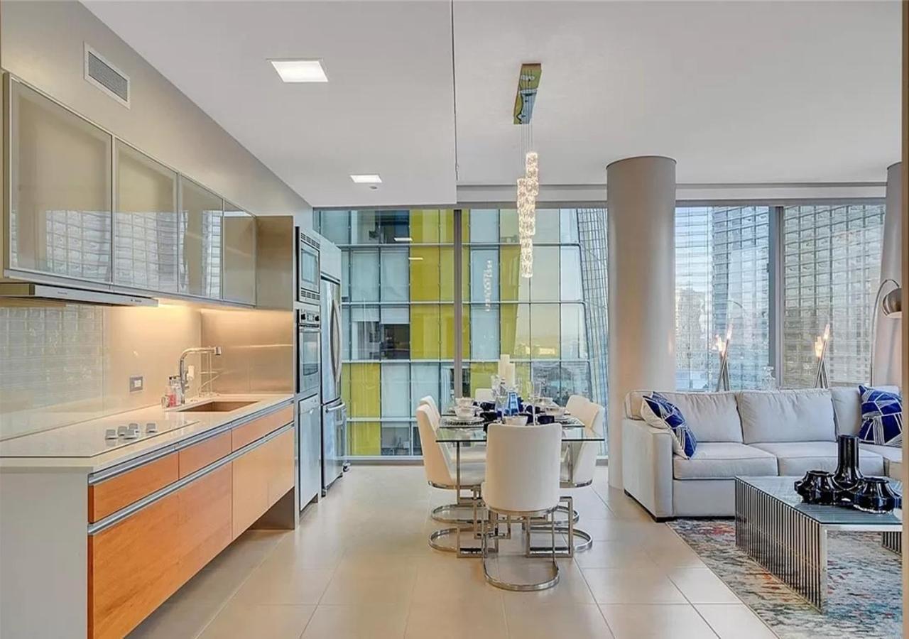 North Strip View Amazing 2 Bedroom Apartment *