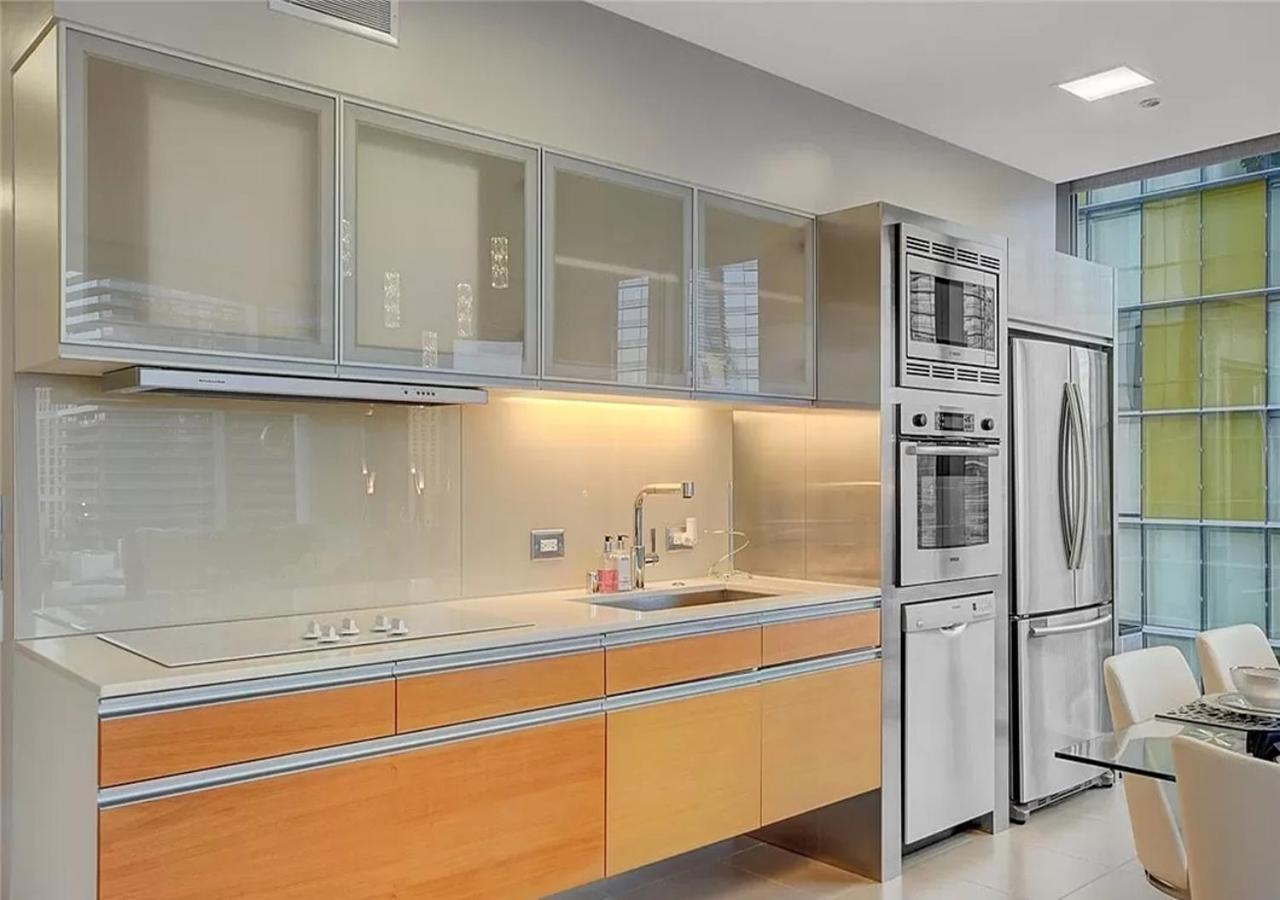 North Strip View Amazing 2 Bedroom Apartment *