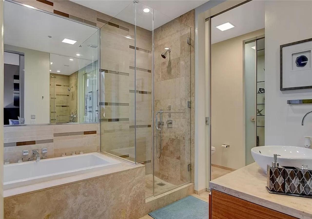 North Strip View Amazing 2 Bedroom Apartment