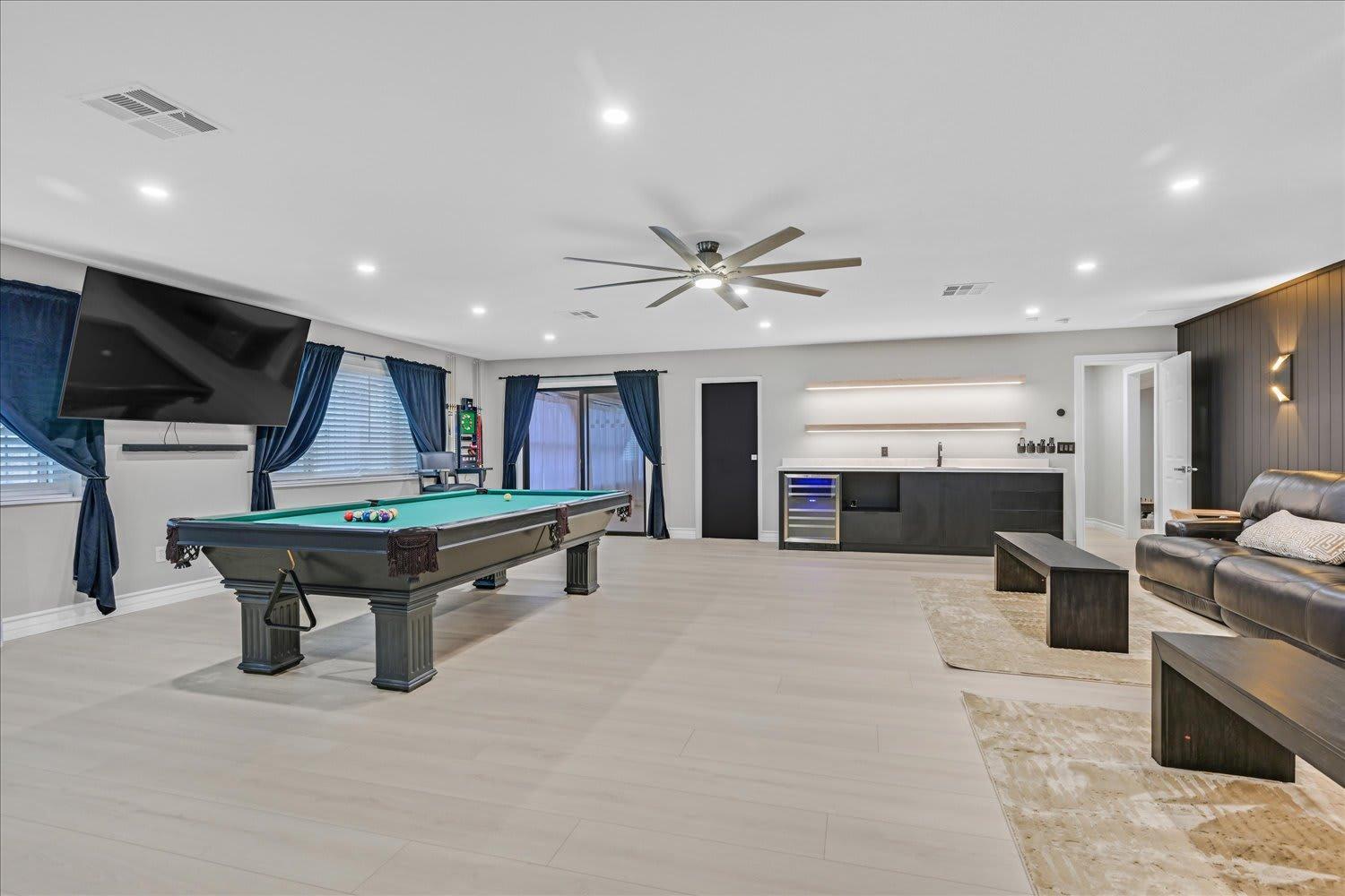 High-end 5 Bedroom W Pool, Gym, Hot Tub, Games