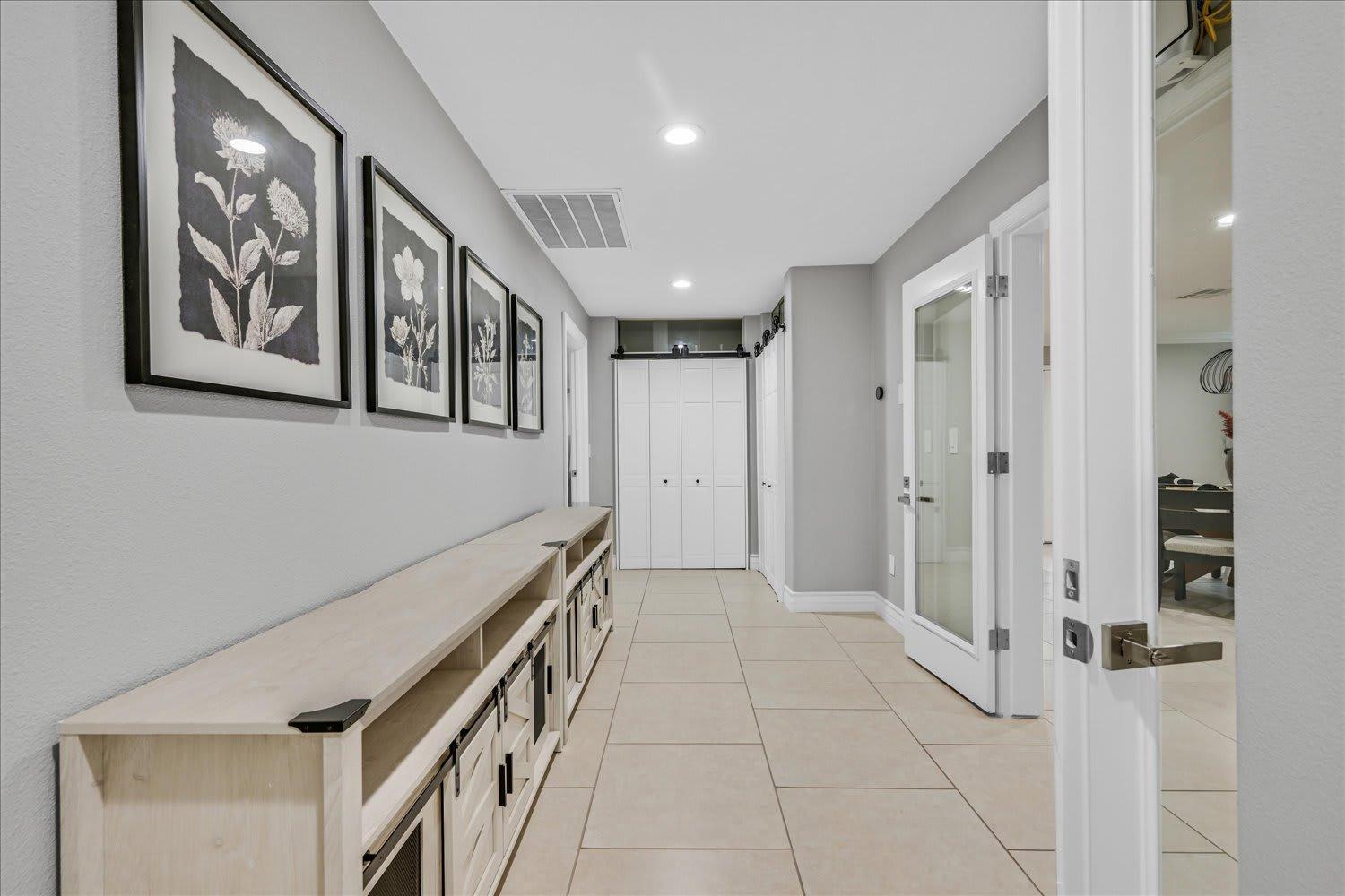 High-end 5 Bedroom W Pool, Gym, Hot Tub, Games Holiday home *