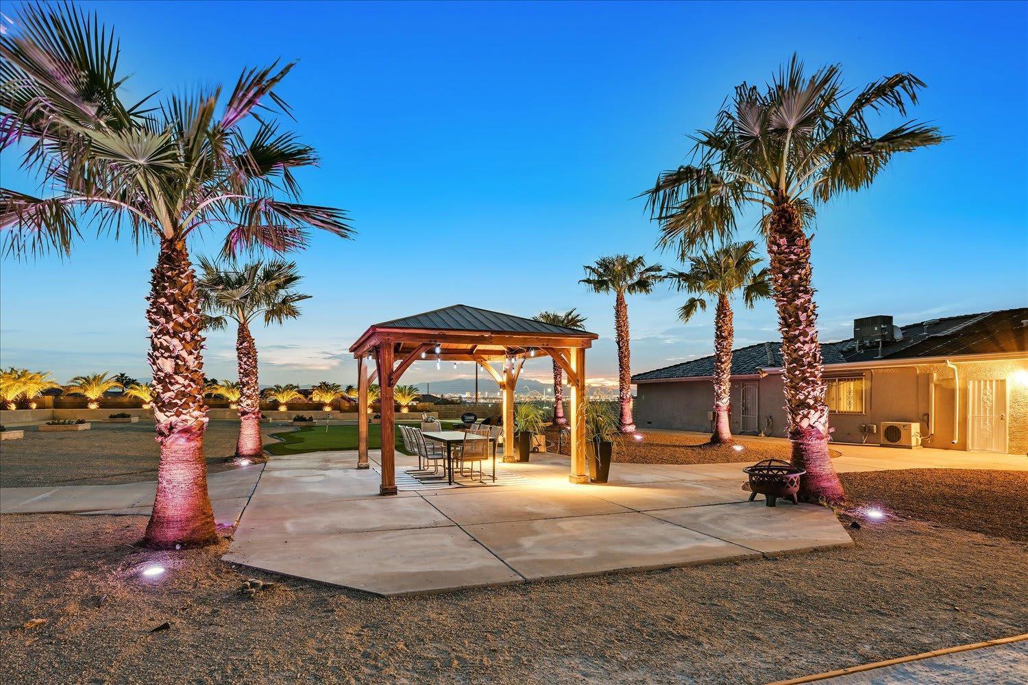 High-end 5 Bedroom W Pool, Gym, Hot Tub, Games Holiday home *