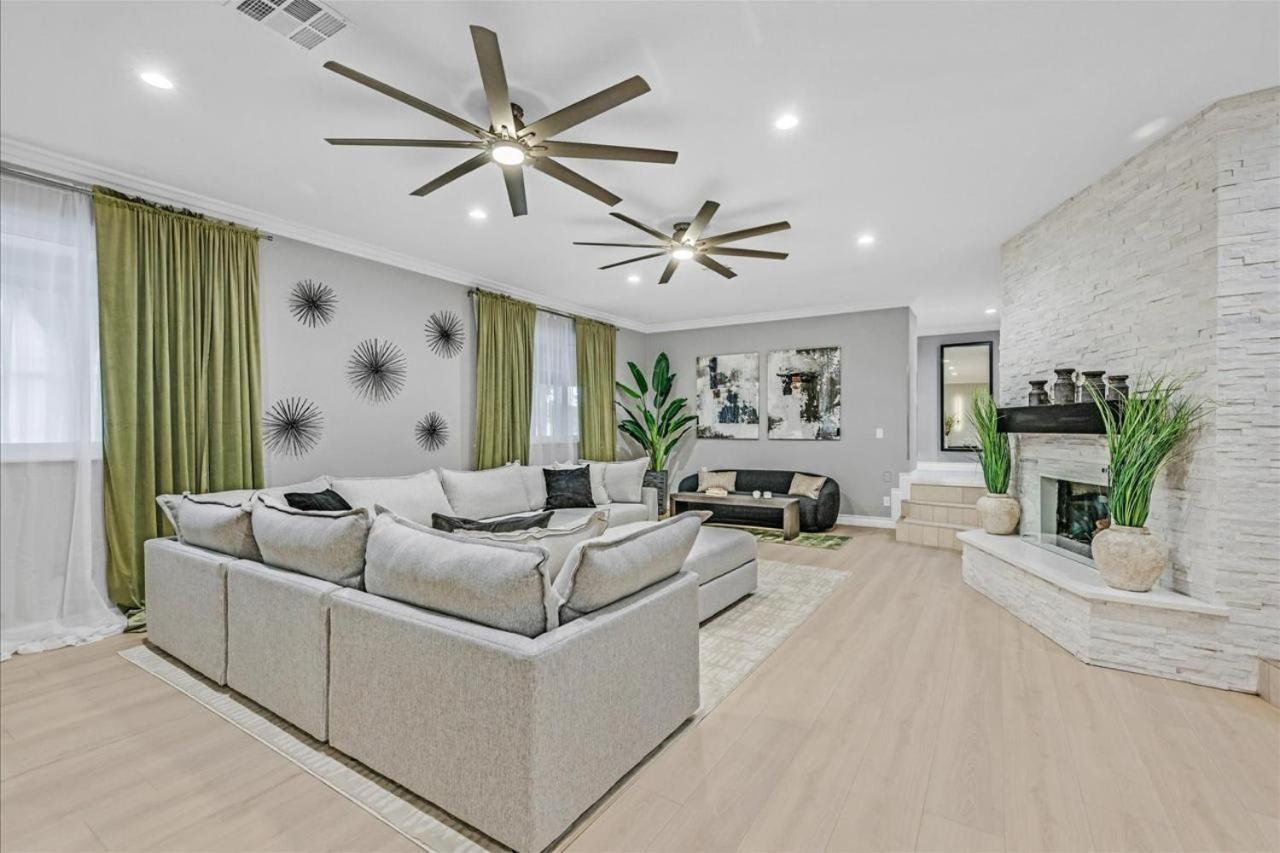 High-end 5 Bedroom W Pool, Gym, Hot Tub, Games