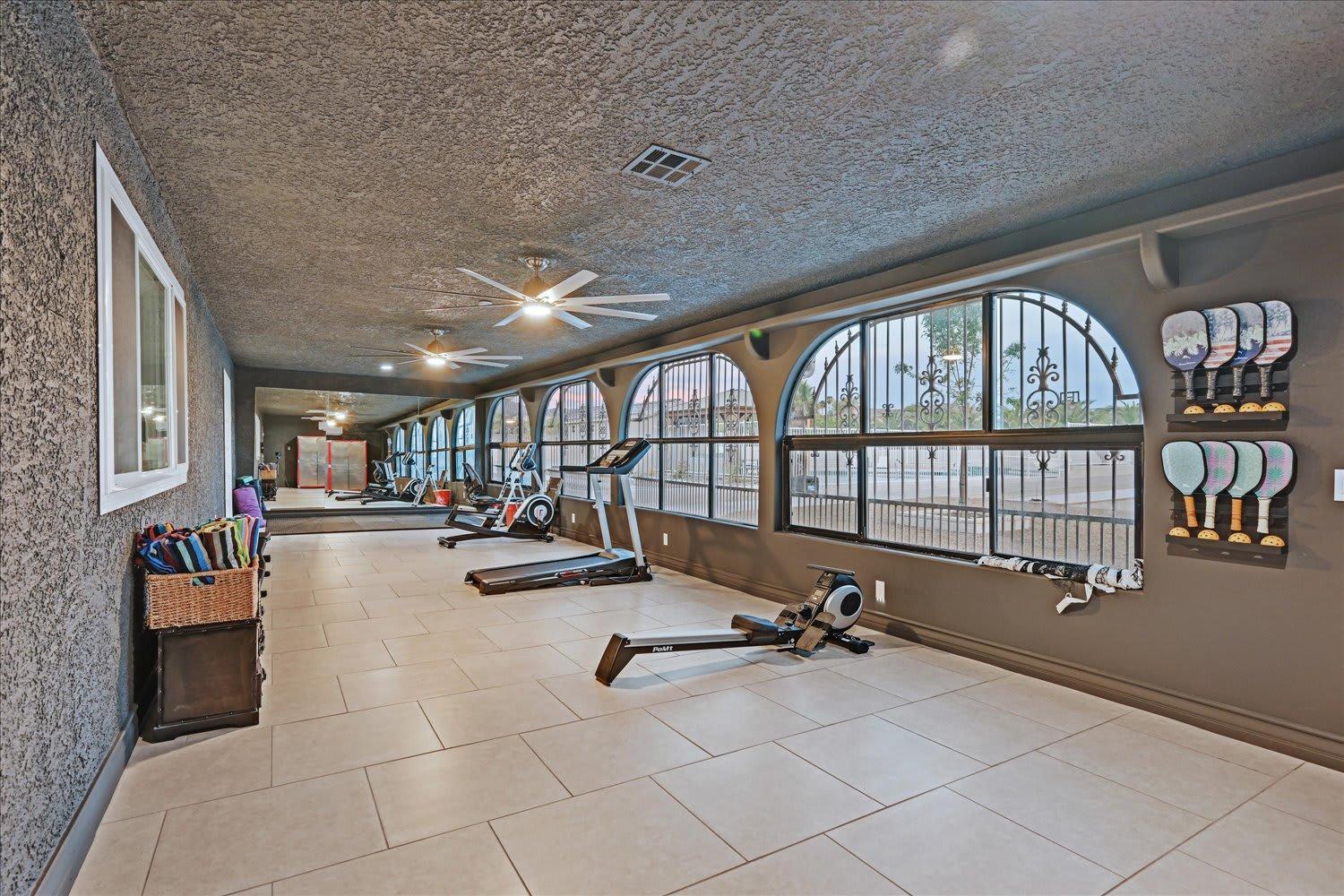 High-end 5 Bedroom W Pool, Gym, Hot Tub, Games