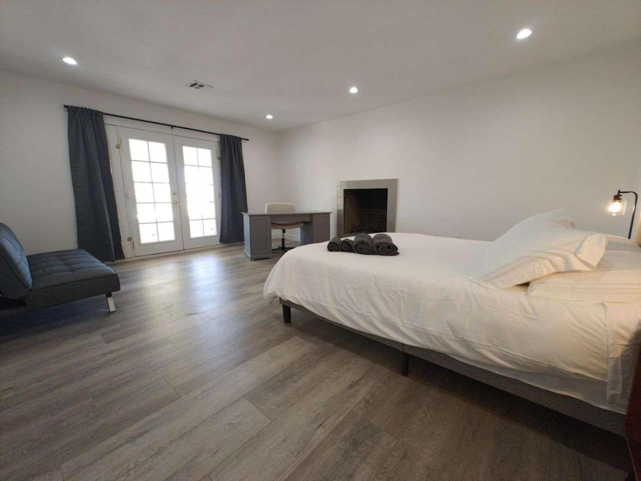 The Strip Is Just Around The Corner! Newly Renovated Luxury Modern Minimalist With Large Pool! Villa