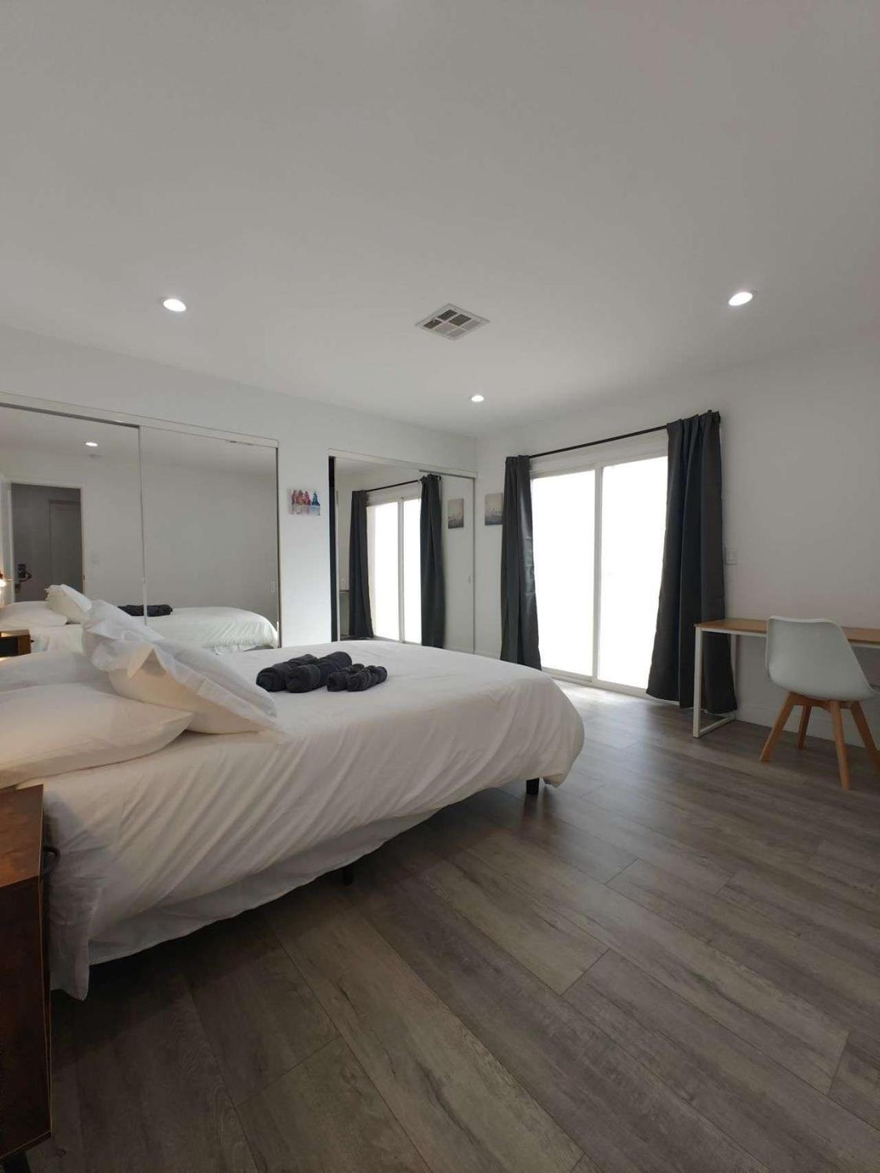 Villa The Strip Is Just Around The Corner! Newly Renovated Luxury Modern Minimalist With Large Pool! *
