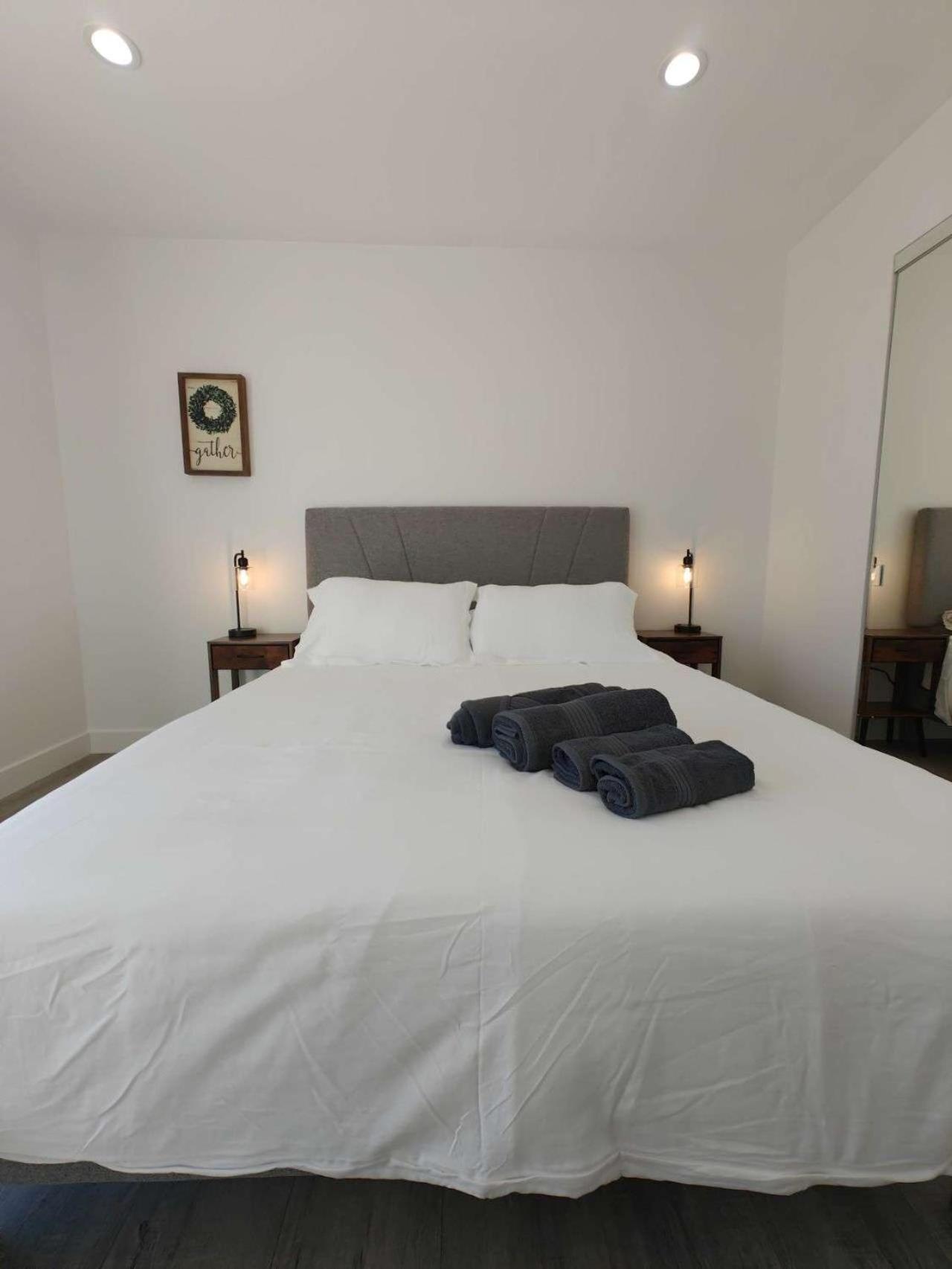Villa The Strip Is Just Around The Corner! Newly Renovated Luxury Modern Minimalist With Large Pool! *