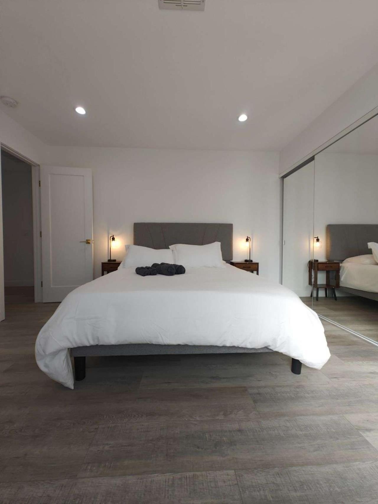 The Strip Is Just Around The Corner! Newly Renovated Luxury Modern Minimalist With Large Pool! Villa *