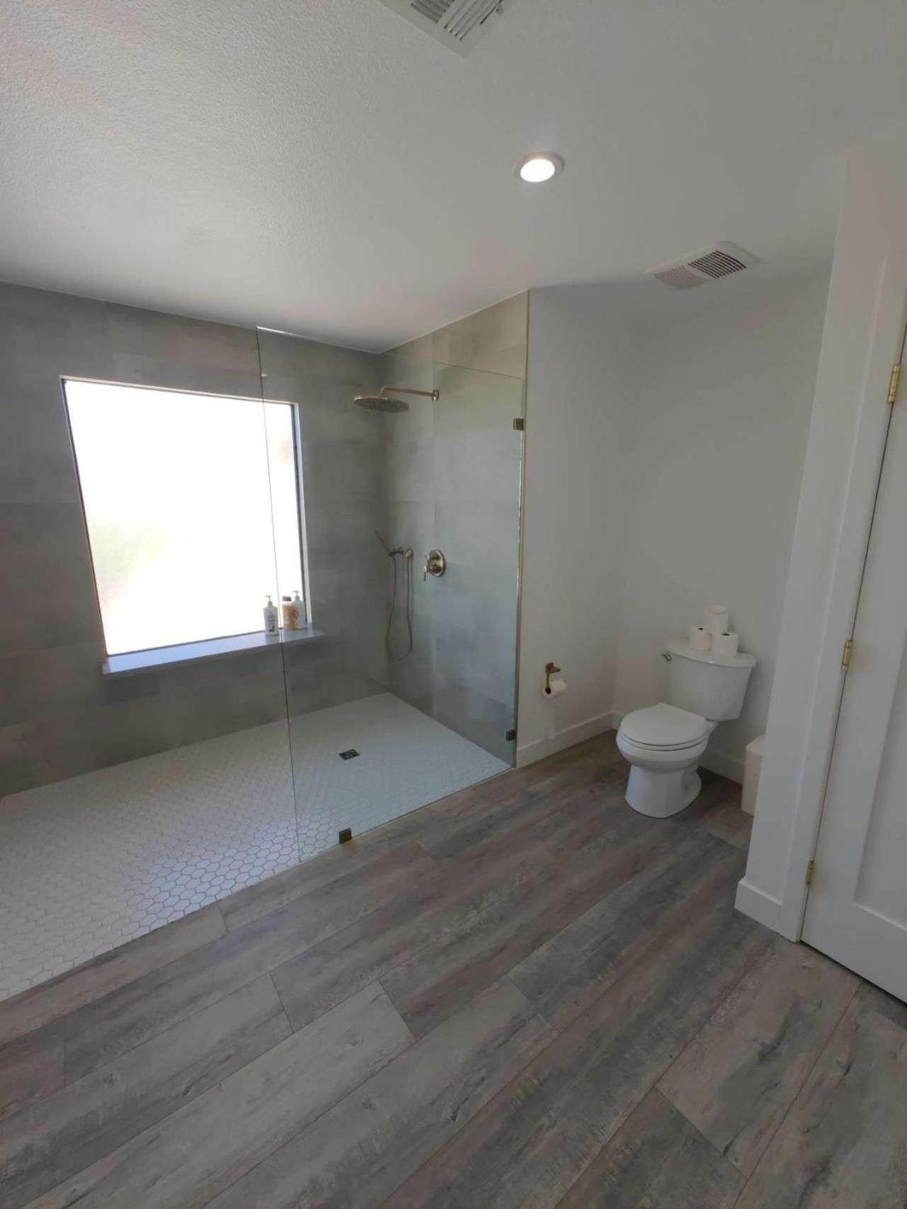 The Strip Is Just Around The Corner! Newly Renovated Luxury Modern Minimalist With Large Pool! Villa Las Vegas