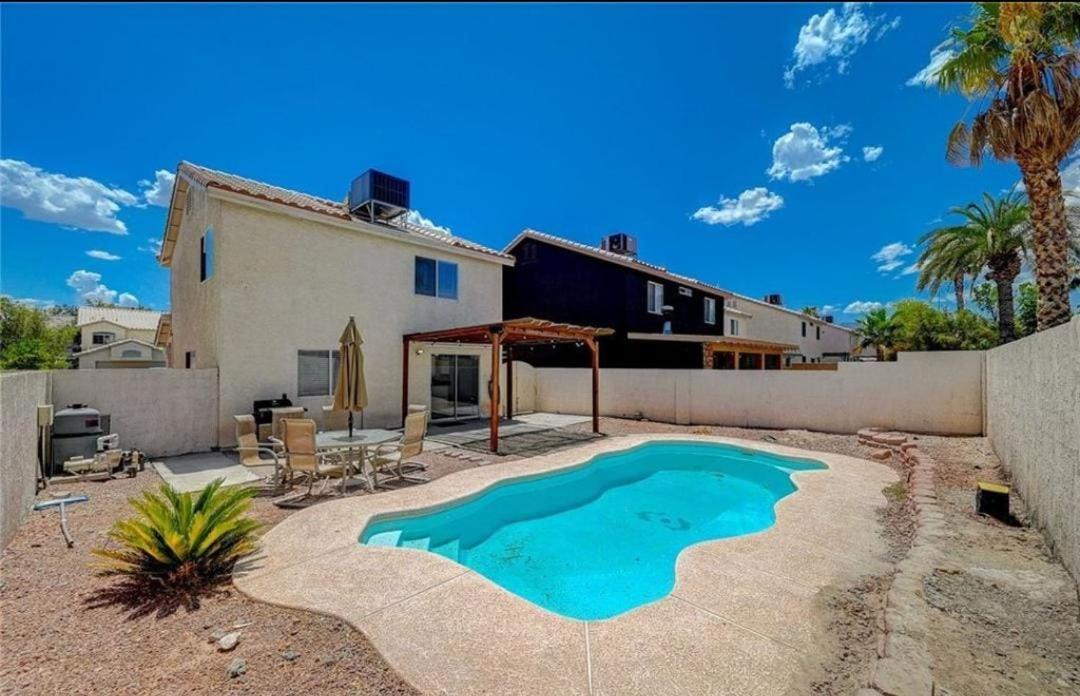 Pool Near The Strip Holiday home