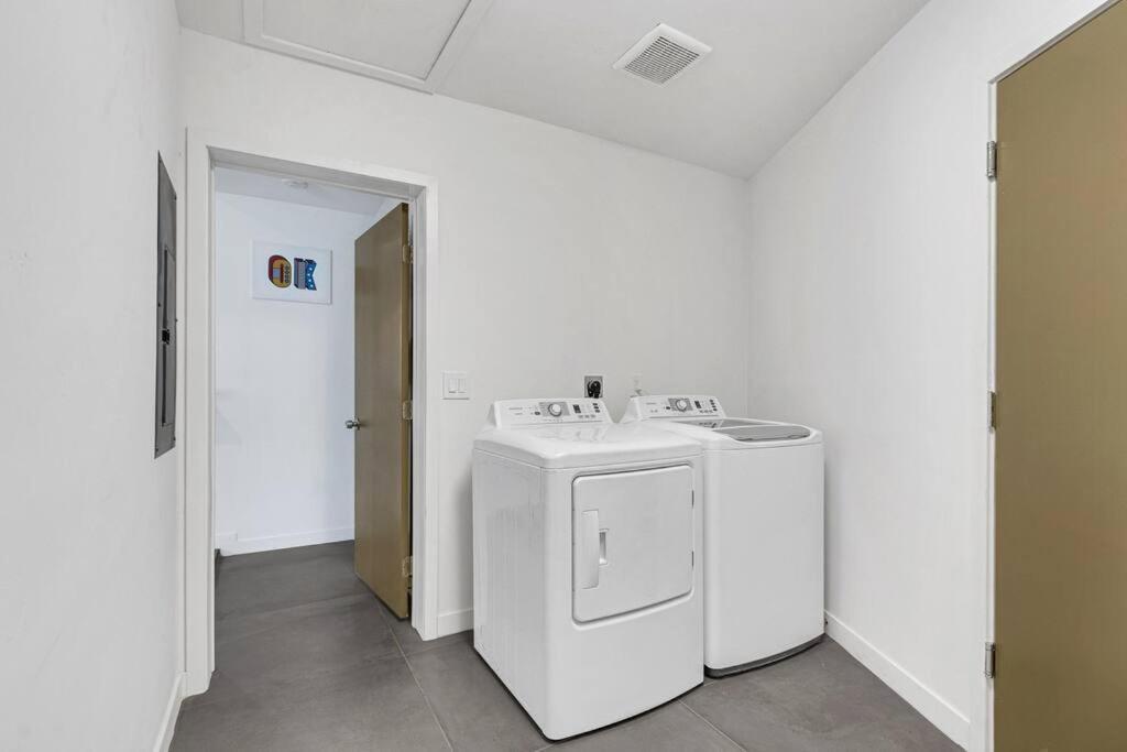 Prime Location! Hidden Oasis 4 Bedroom 10 Min To Strip