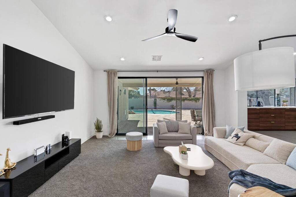 Holiday home Prime Location! Hidden Oasis 4 Bedroom 10 Min To Strip