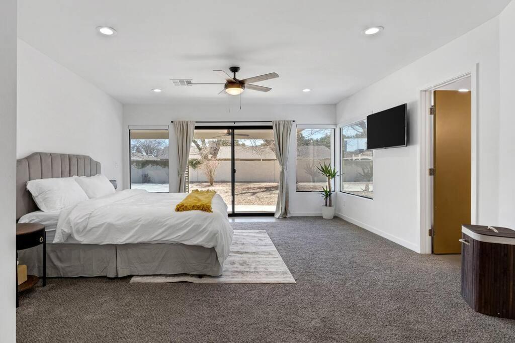 Holiday home Prime Location! Hidden Oasis 4 Bedroom 10 Min To Strip