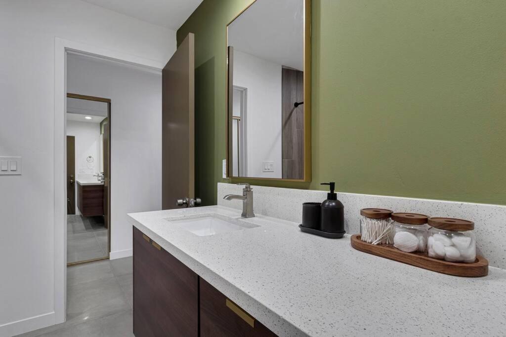 Prime Location! Hidden Oasis 4 Bedroom 10 Min To Strip * Las Vegas