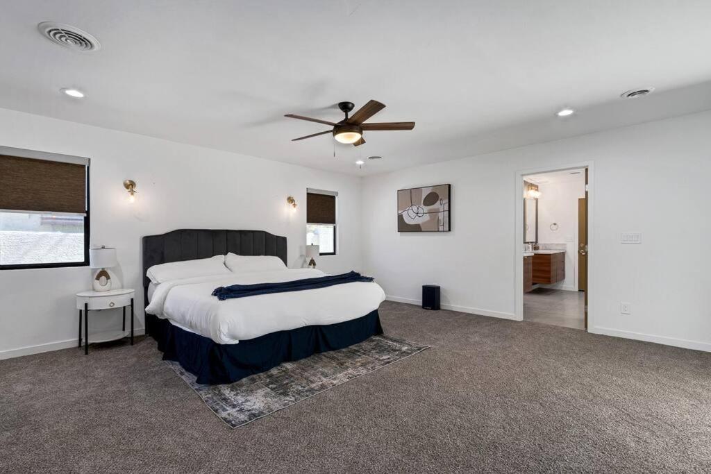 Holiday home Prime Location! Hidden Oasis 4 Bedroom 10 Min To Strip *