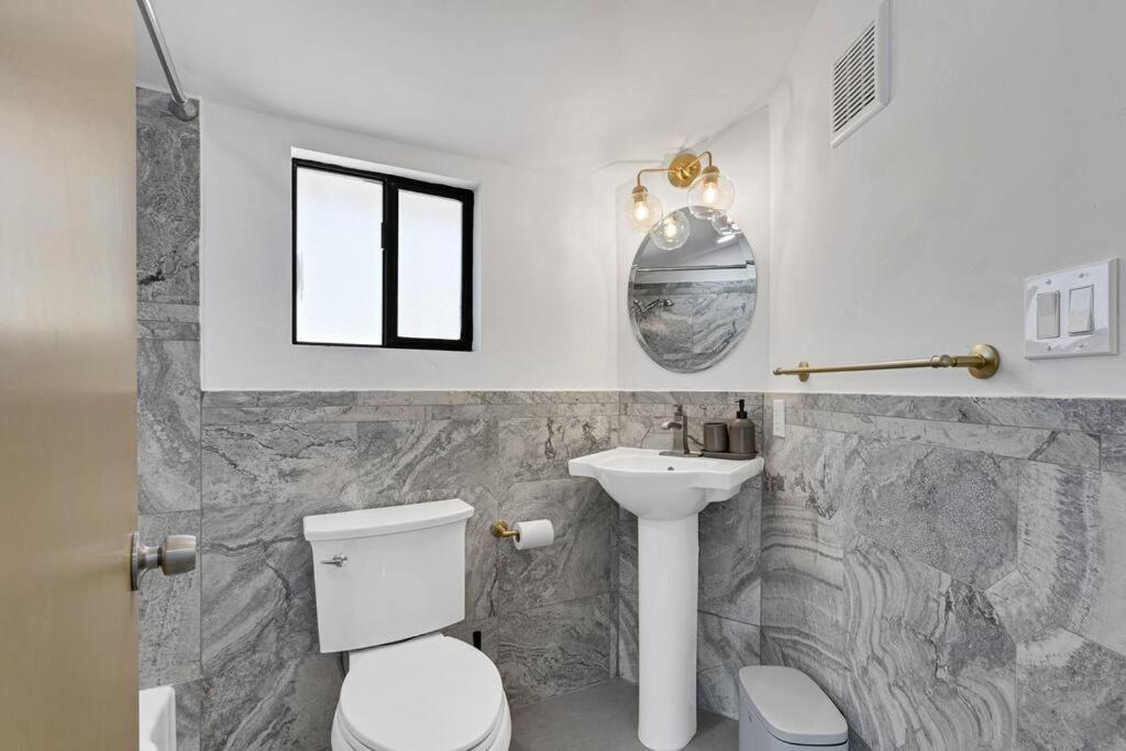Holiday home Prime Location! Hidden Oasis 4 Bedroom 10 Min To Strip