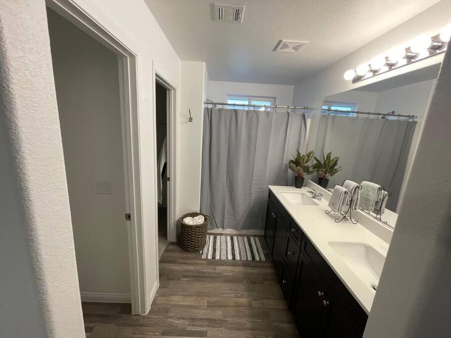 Holiday home New,and Modern Close To The Strip *