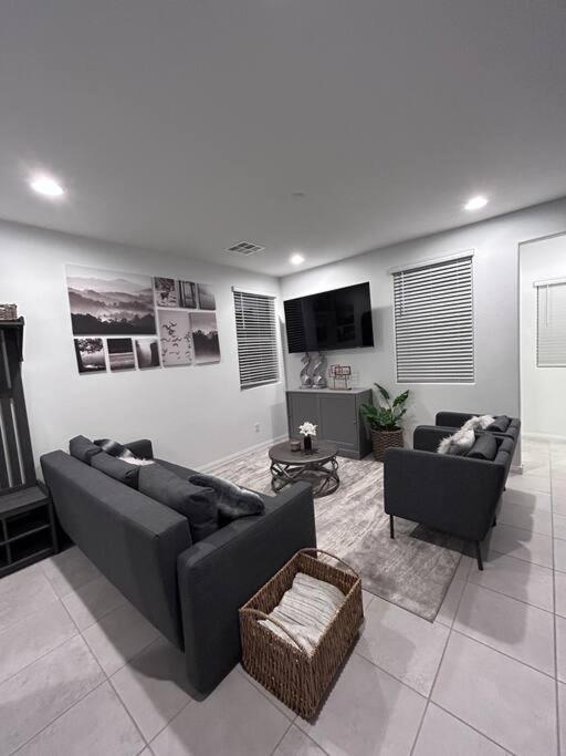 New,and Modern Close To The Strip Holiday home