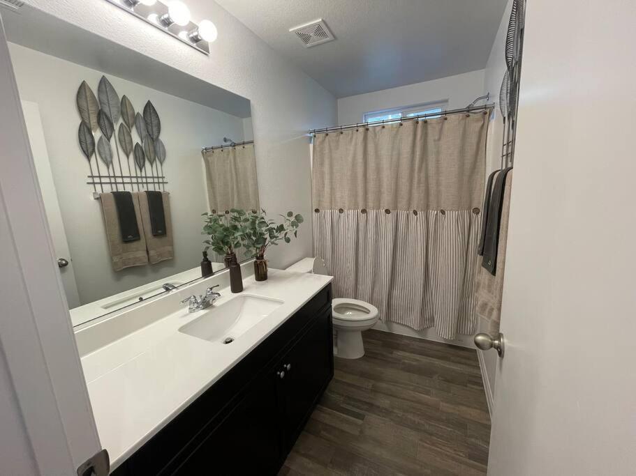 New,and Modern Close To The Strip Holiday home *