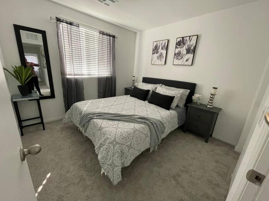 New,and Modern Close To The Strip Holiday home Las Vegas