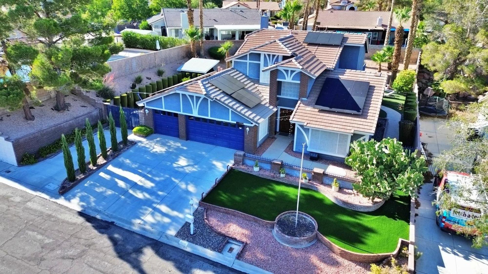 Family Oasis Ranch With Pool Near Mystic Falls Holiday home Las Vegas