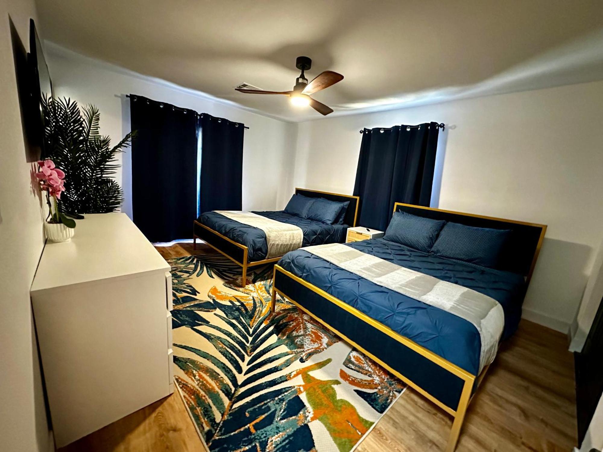 The Peacock - 8 Bdr 4 Bth 14 Bds * Las Vegas
