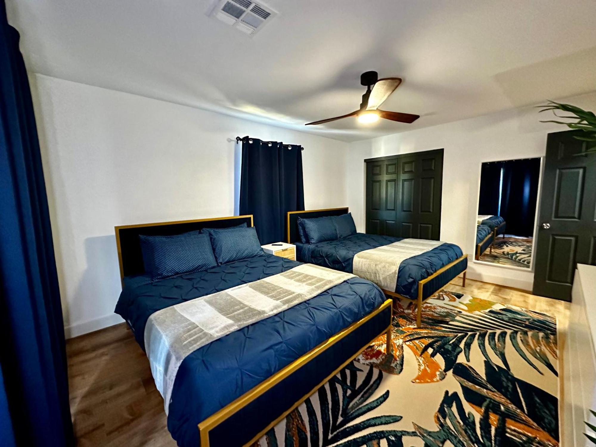 The Peacock - 8 Bdr 4 Bth 14 Bds * Las Vegas