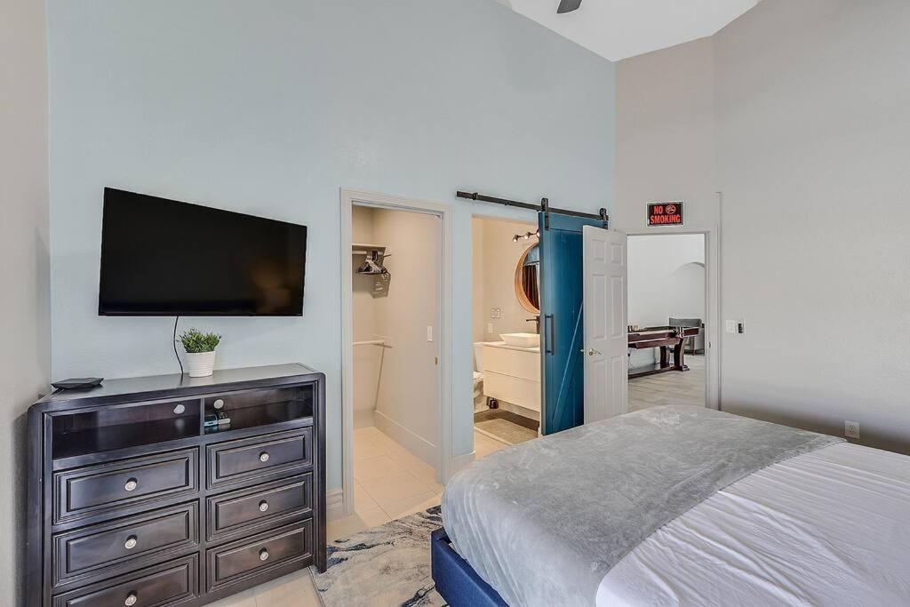Posh 8 Bdr X Bath 15 Bds Free Heat Las Vegas