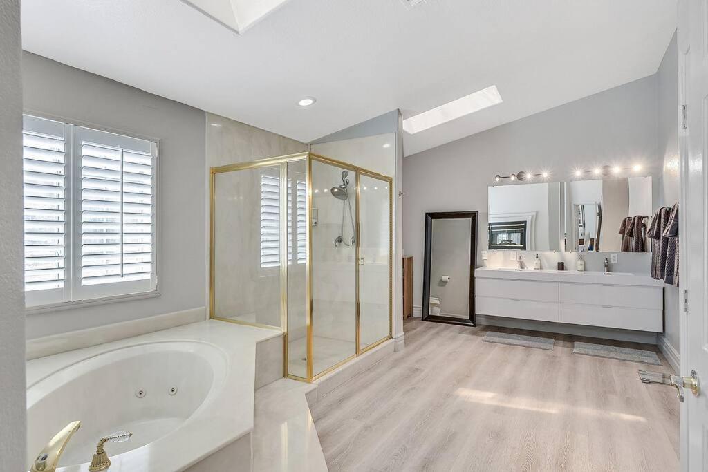 Villa Posh 8 Bdr X Bath 15 Bds Free Heat Las Vegas