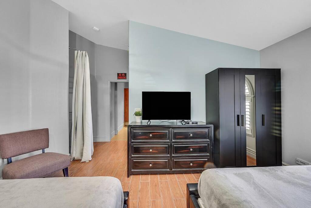 Posh 8 Bdr X Bath 15 Bds Free Heat Las Vegas