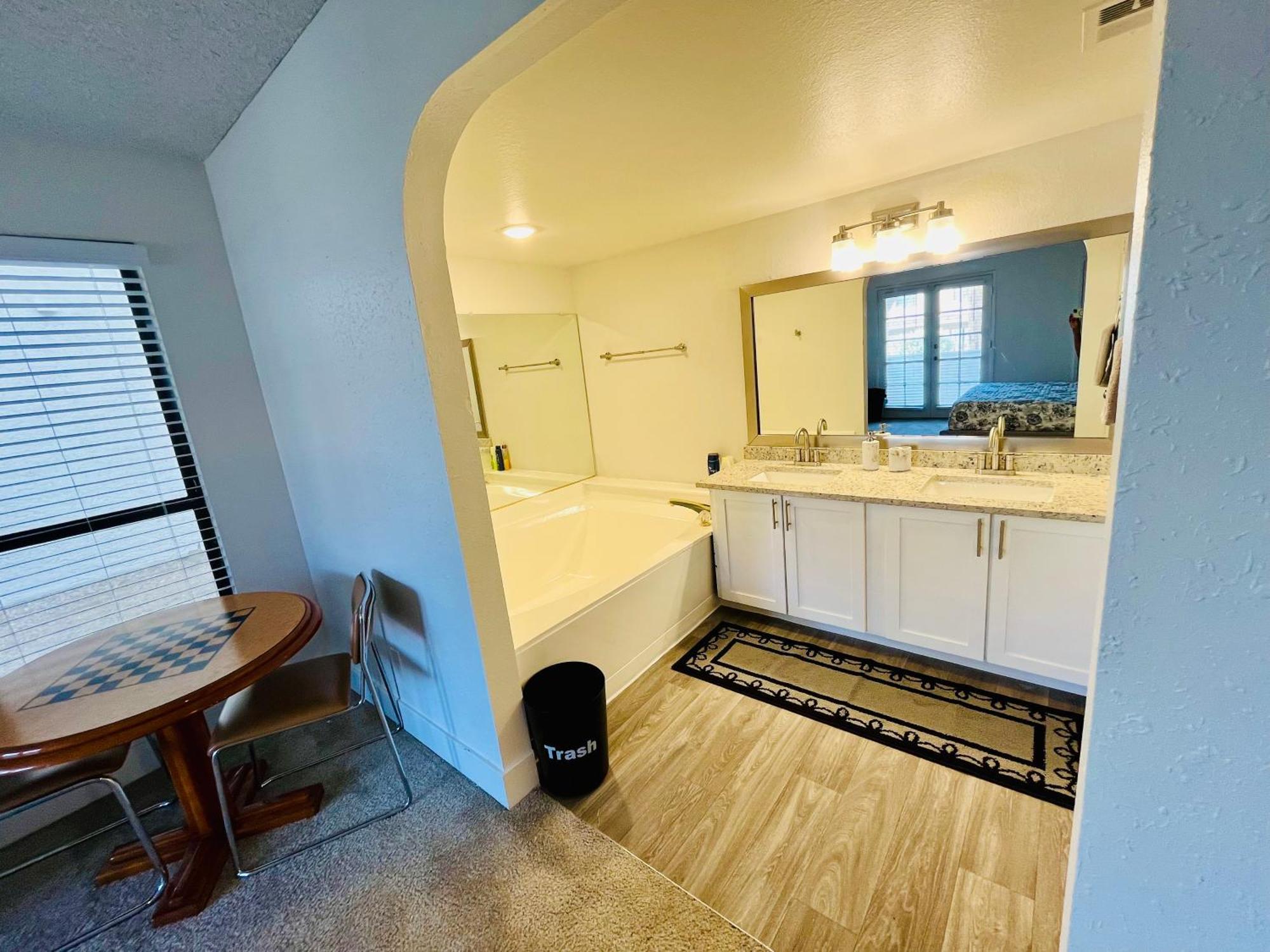 Cute 2 Bedroom 2 Bath 2 Mile Strip5 Apartment Las Vegas