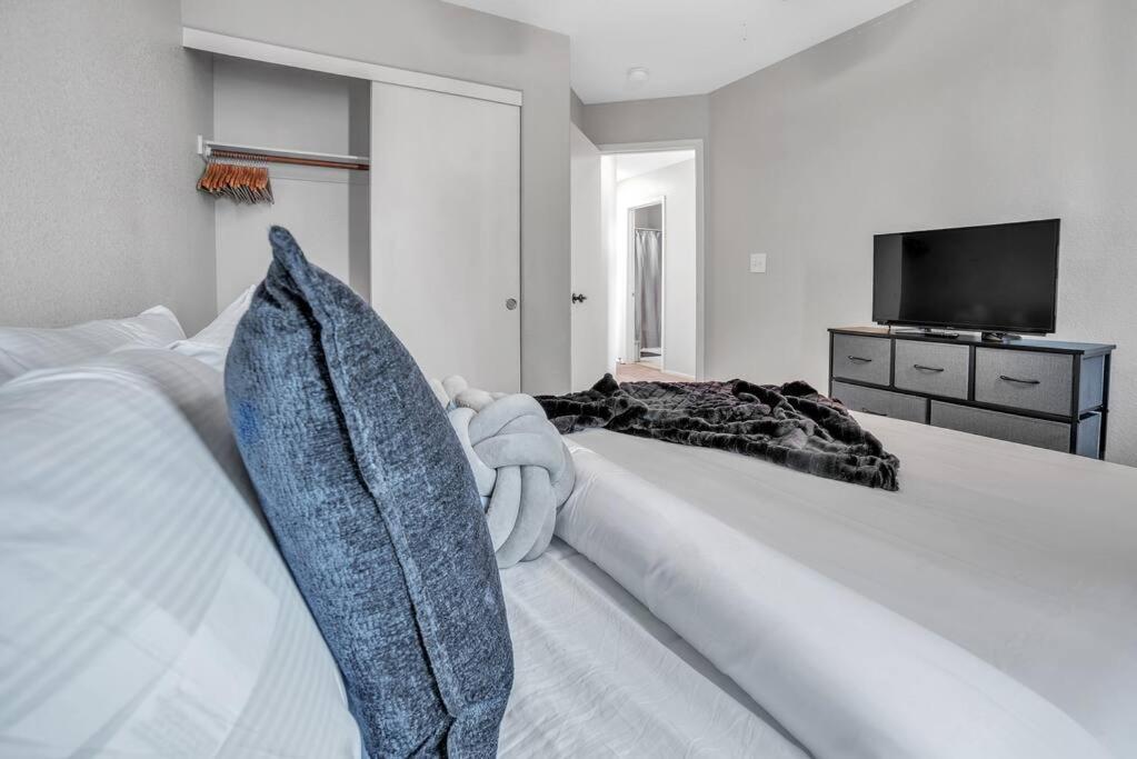Spacious 4 Bedroom 3 Bath House * Las Vegas