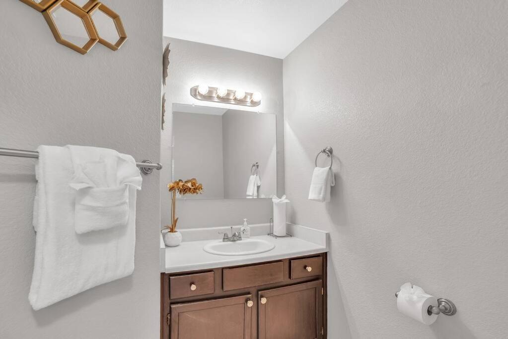 Spacious 4 Bedroom 3 Bath House * Las Vegas