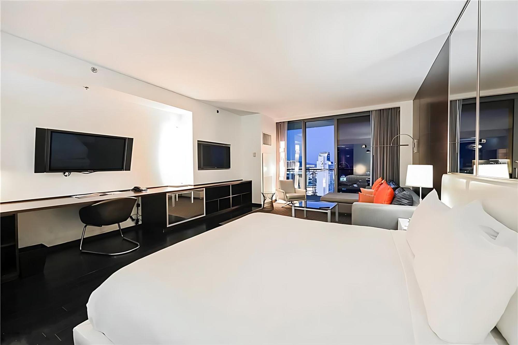 Palms Place Stripview With Open Balcony -33 4*