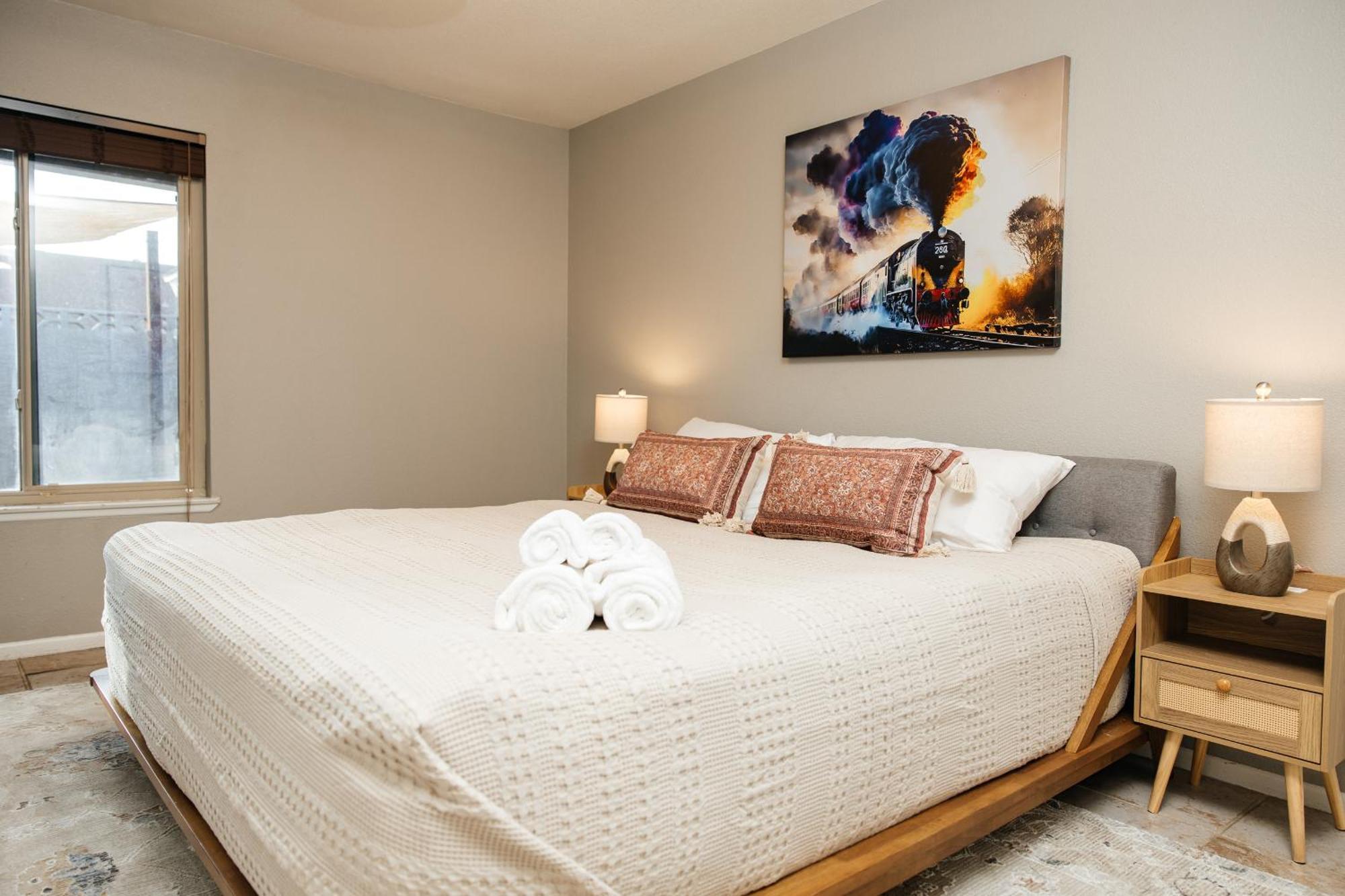 Fabulous Oasis In Near By Strip Holiday home *
