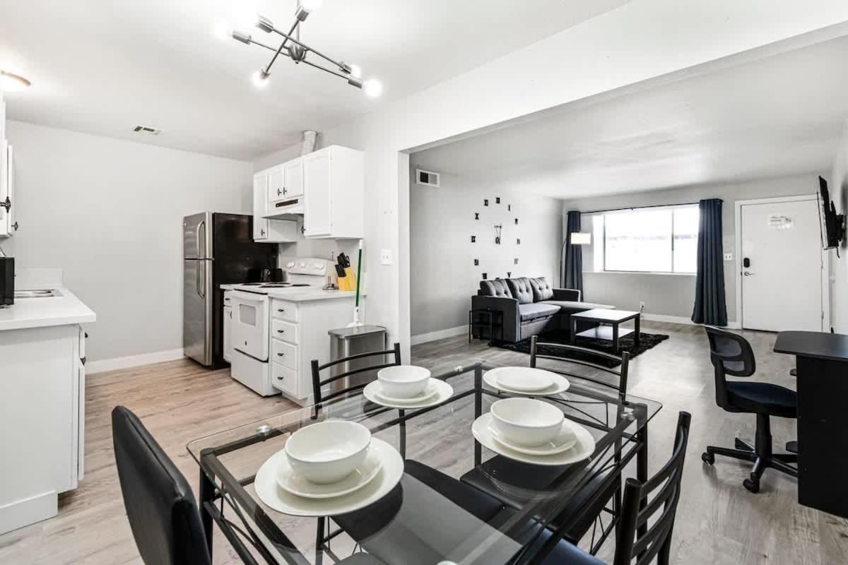 Cozy 1 Bed Sleeps 4! Near Strip Perfect Getaway! Holiday home Las Vegas
