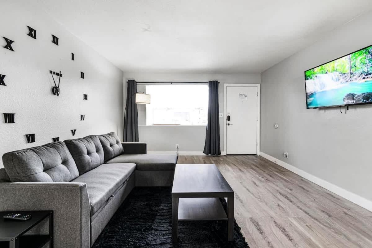 Cozy 1 Bed Sleeps 4! Near Strip Perfect Getaway! *