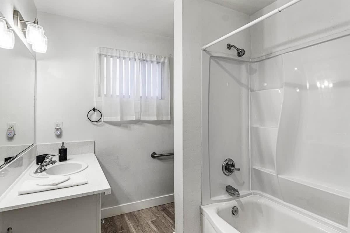 Holiday home Cozy 1 Bed Sleeps 4! Near Strip Perfect Getaway! *
