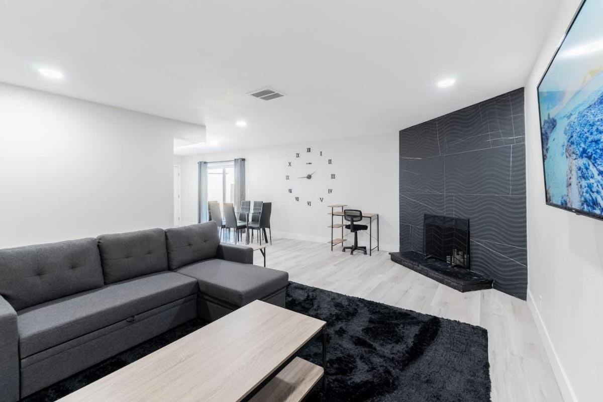 5mins To Fremont 10mins To Strip! Sleeps 8! *