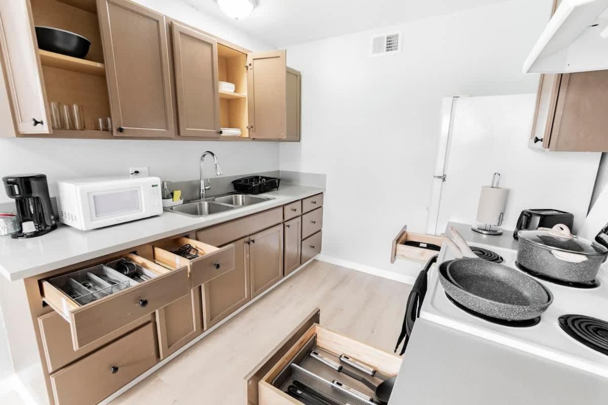 Gorgeous Two Bedroom Sleeps 6 Close To Strip *
